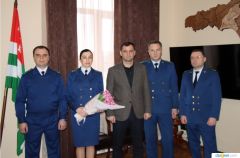 За примерное исполнение своих служебных обязанностей сотрудников Генеральной прокуратуры РА наградили Почетными грамотами.