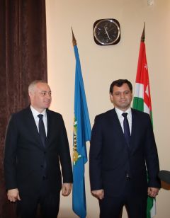 Президент Республики Абхазия Бадра Зурабович Гунба представил коллективу прокуратуры РА вновь назначенного Генерального прокурора Республики Абхазия Агрба Адгура Нугзаровича.